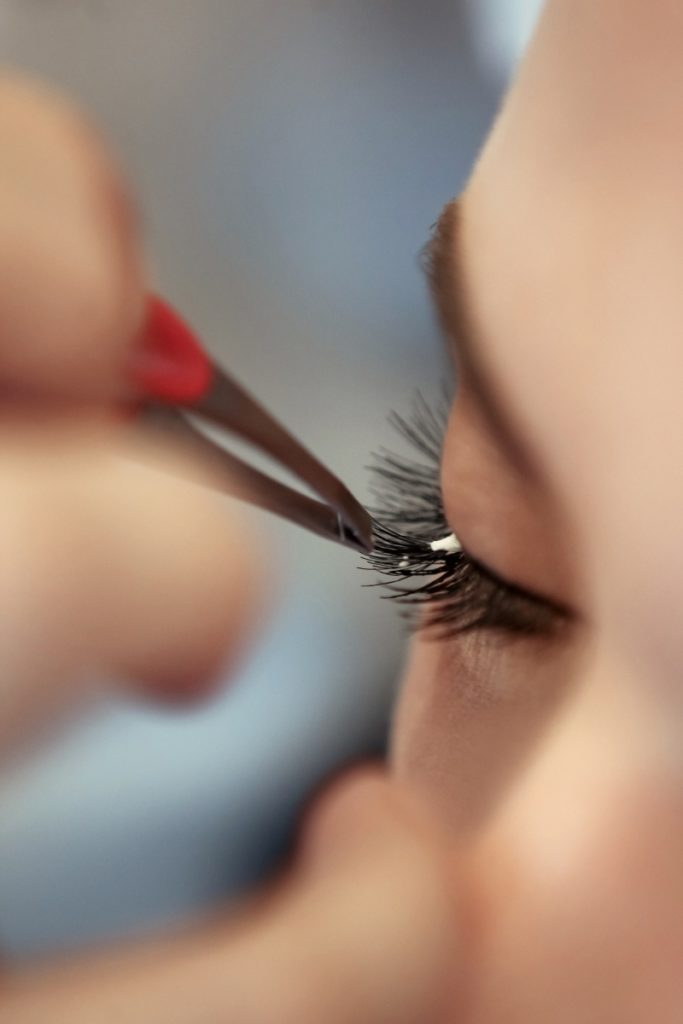 how to remove eyelash extensions at home safely 4