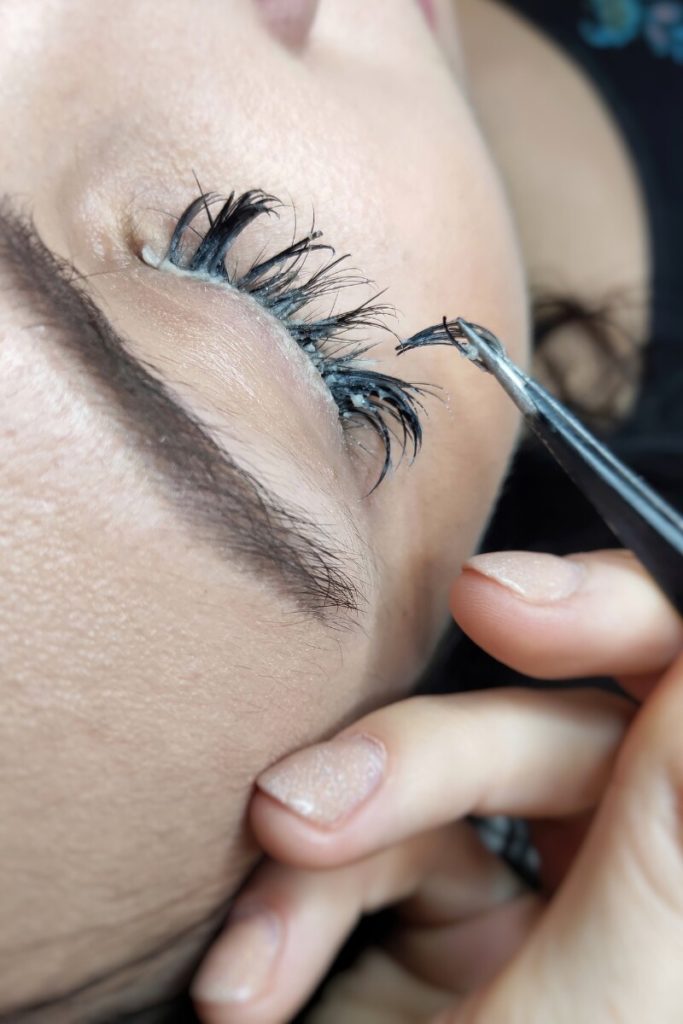 how to remove lash extension glue