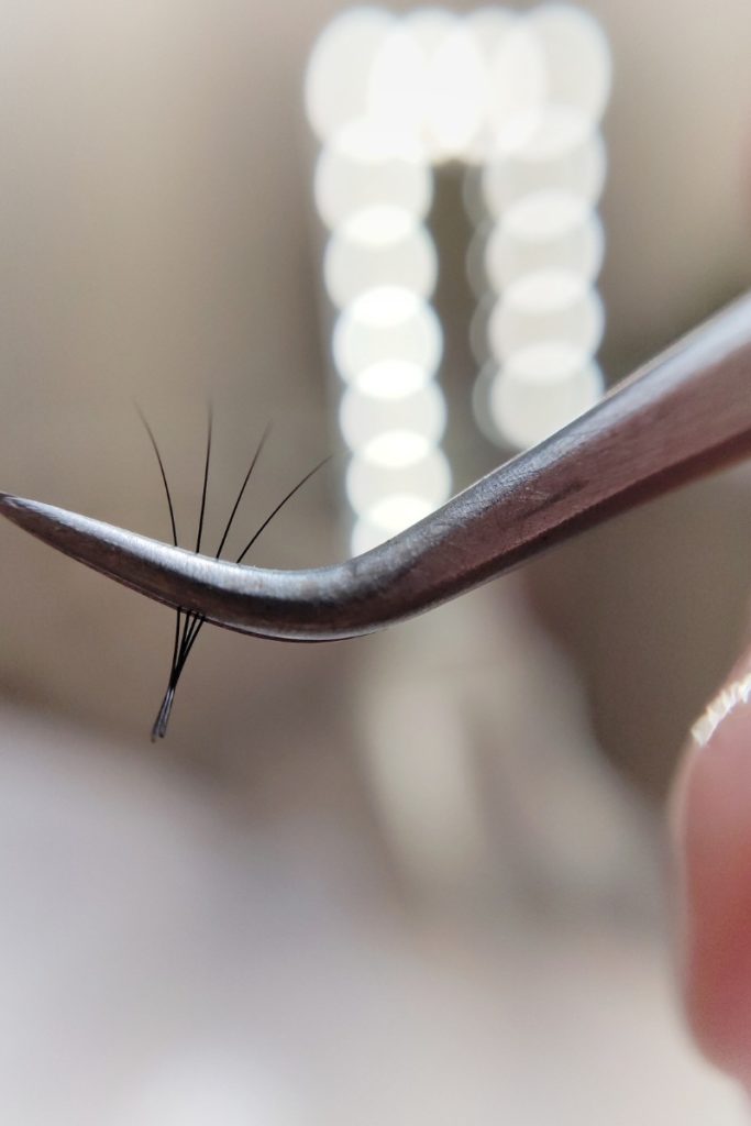 how to safely remove eyelash extensions