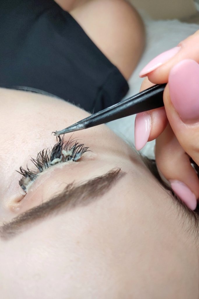 what removes eyelash extensions