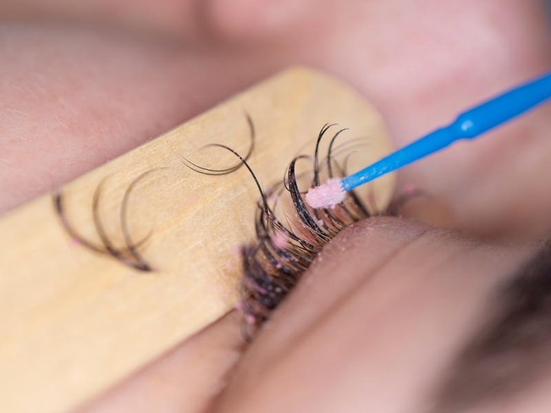 What are the signs of bad eyelash extensions