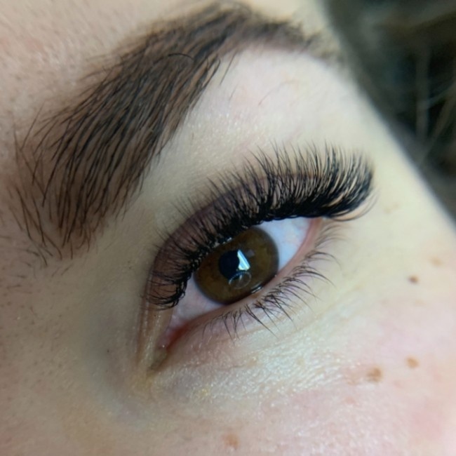 Open-late lash salon Johns Creek