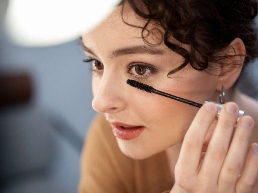 Can I Wear Eyeliner with Eyelash Extensions? Safe Tips and Common Mistakes 3 Can I Wear Eyeliner with Eyelash Extensions