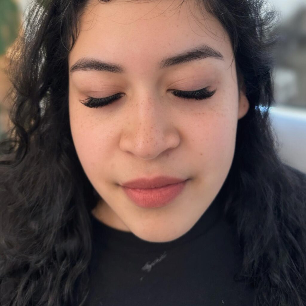 Thick Eyelash Extensions: Everything You Need to Know 3 Thick Eyelash Extensions