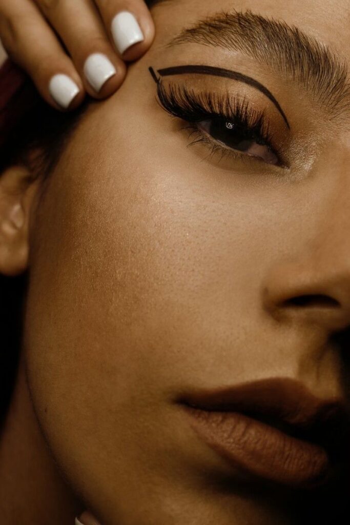 Do Eyelash Extensions Feel Heavy or Uncomfortable? 4 Do Eyelash Extensions Feel Heavy or Uncomfortable