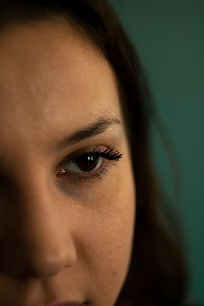 Do Eyelash Extensions Feel Heavy or Uncomfortable? 3 Do Eyelash Extensions Feel Heavy or Uncomfortable